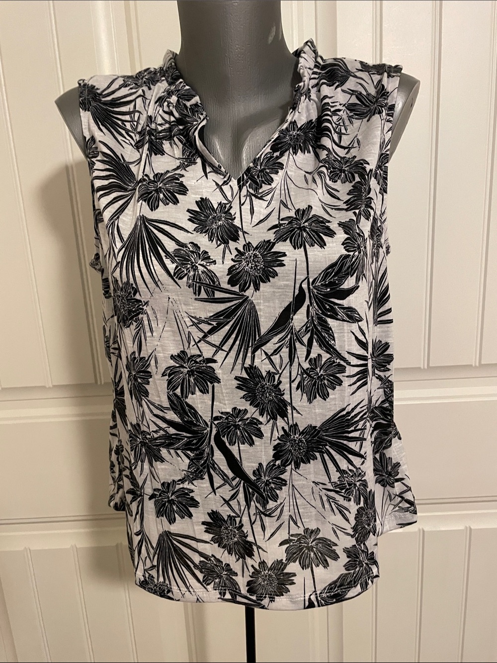 Angels forever, Young Sleeveless Black & White Floral V-Notch Camisole